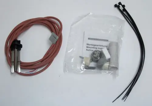 Daikin Kollektortemperaturfühler, bestehend aus einem Temperatursensor mit Kabel, einem Montageset in einer Verpackung sowie mehreren Befestigungselementen.